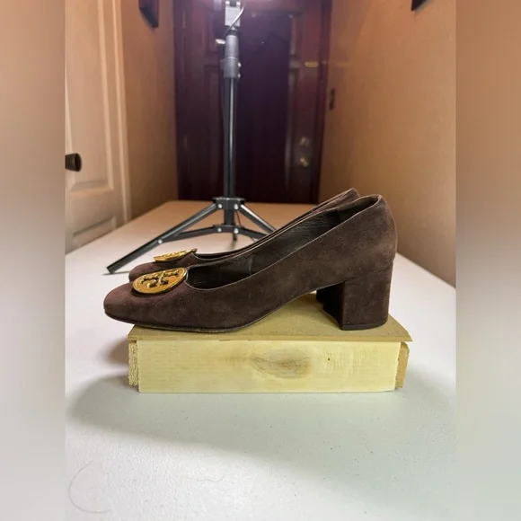 TORY BURCH Amy brown suede gold enamel logo detail low heel pumps shoes size 9.5 - Picture 5 of 12